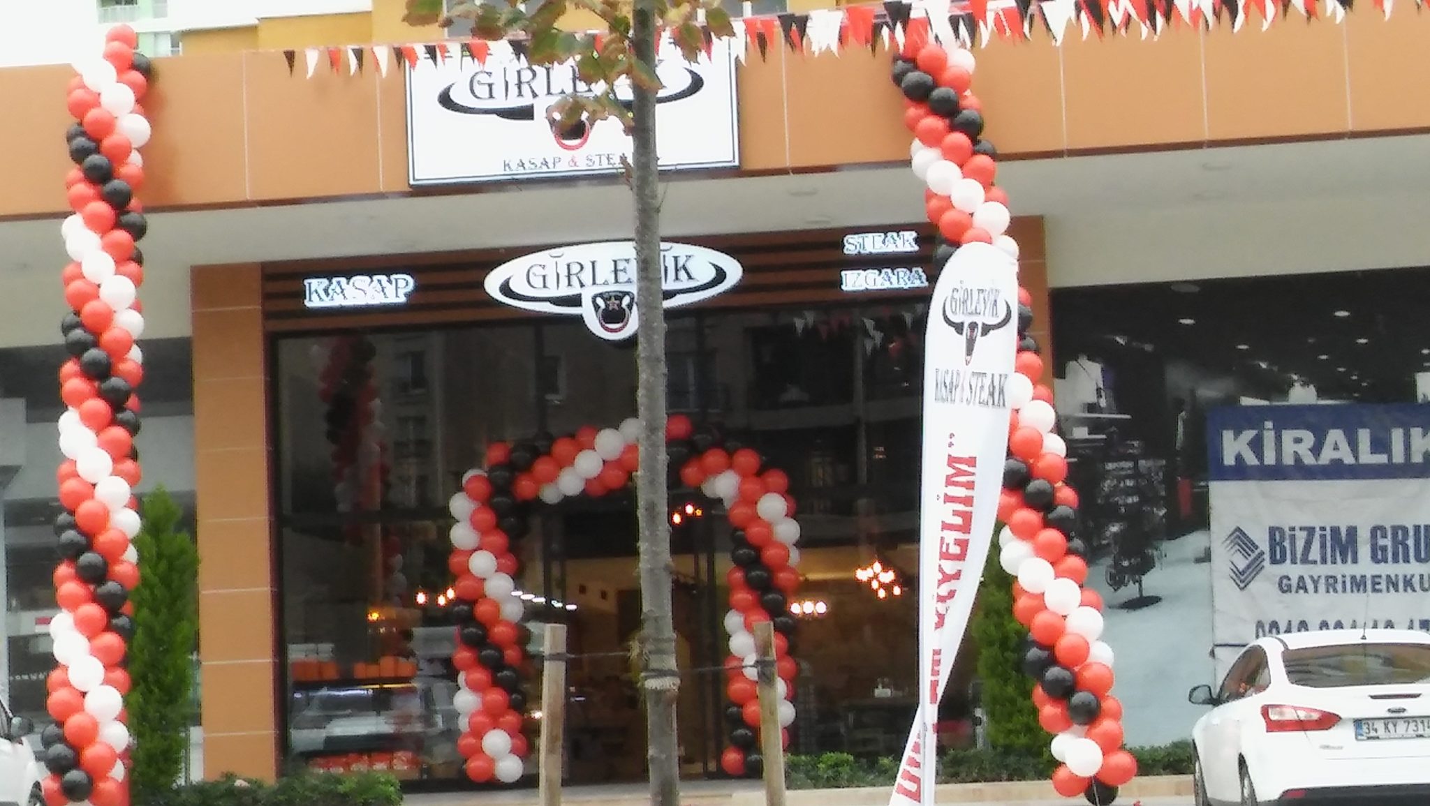 Restoran açılışında kırmızı beyaz siyah balon dekorasyonu