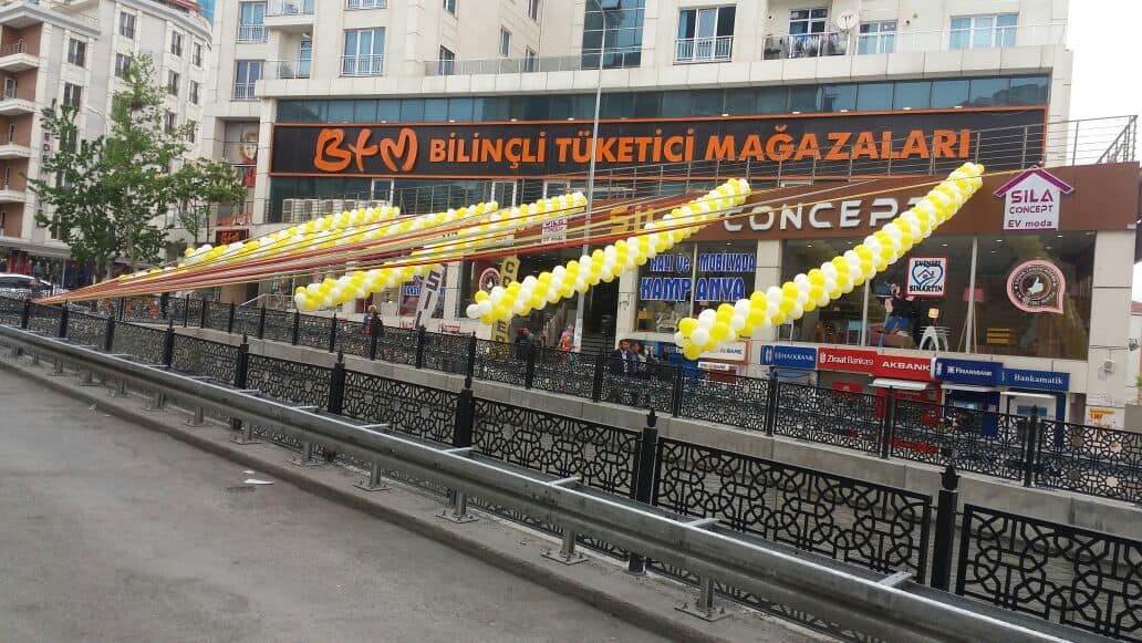 Geniş mağaza açılışı balon dekorasyonu