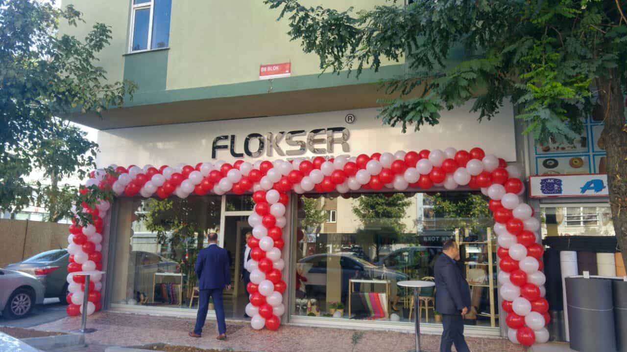 Mağaza girişinde kırmızı beyaz balon açılış süslemesi