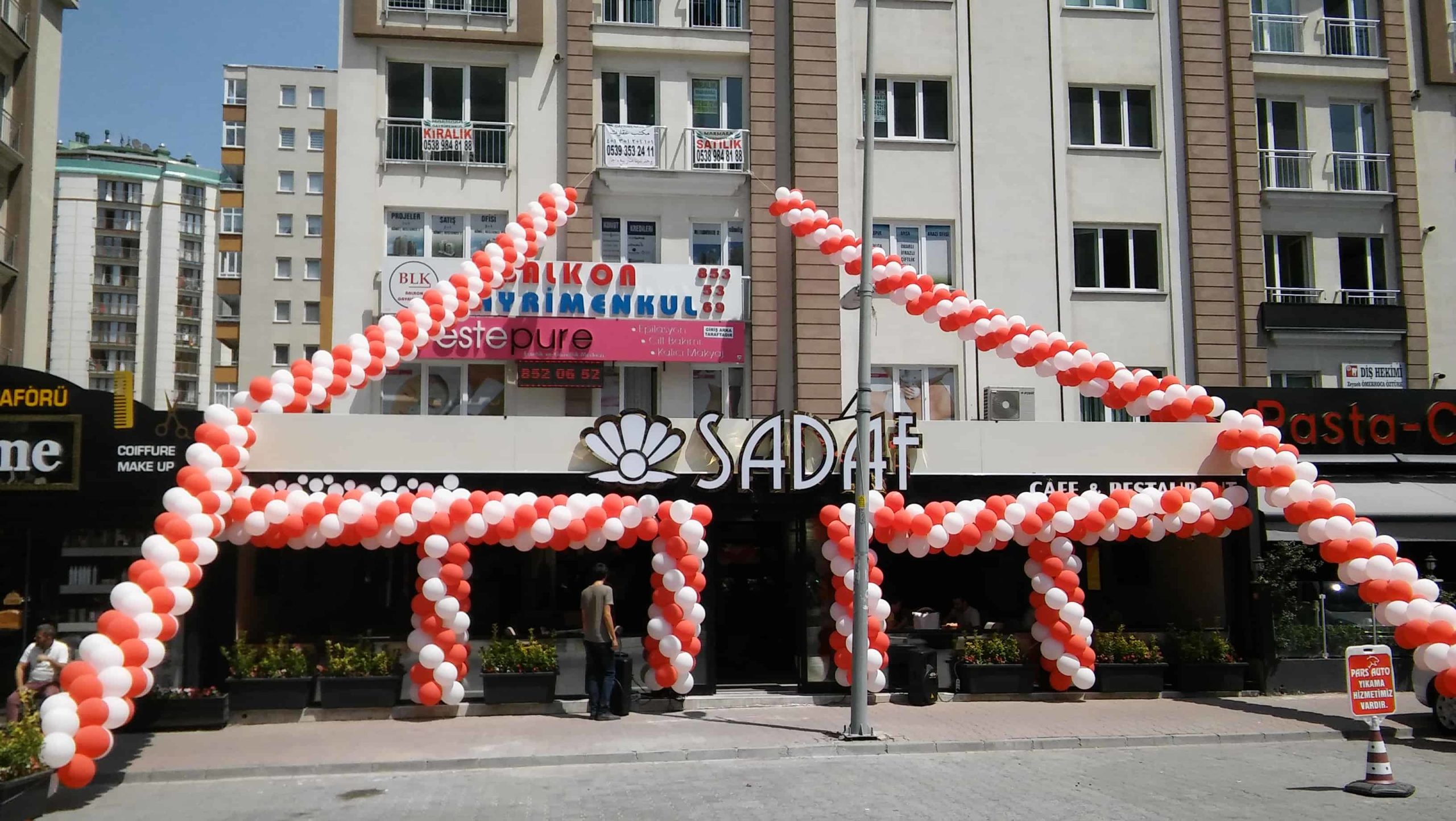 Restoran açılış organizasyonu balon dekorasyonu