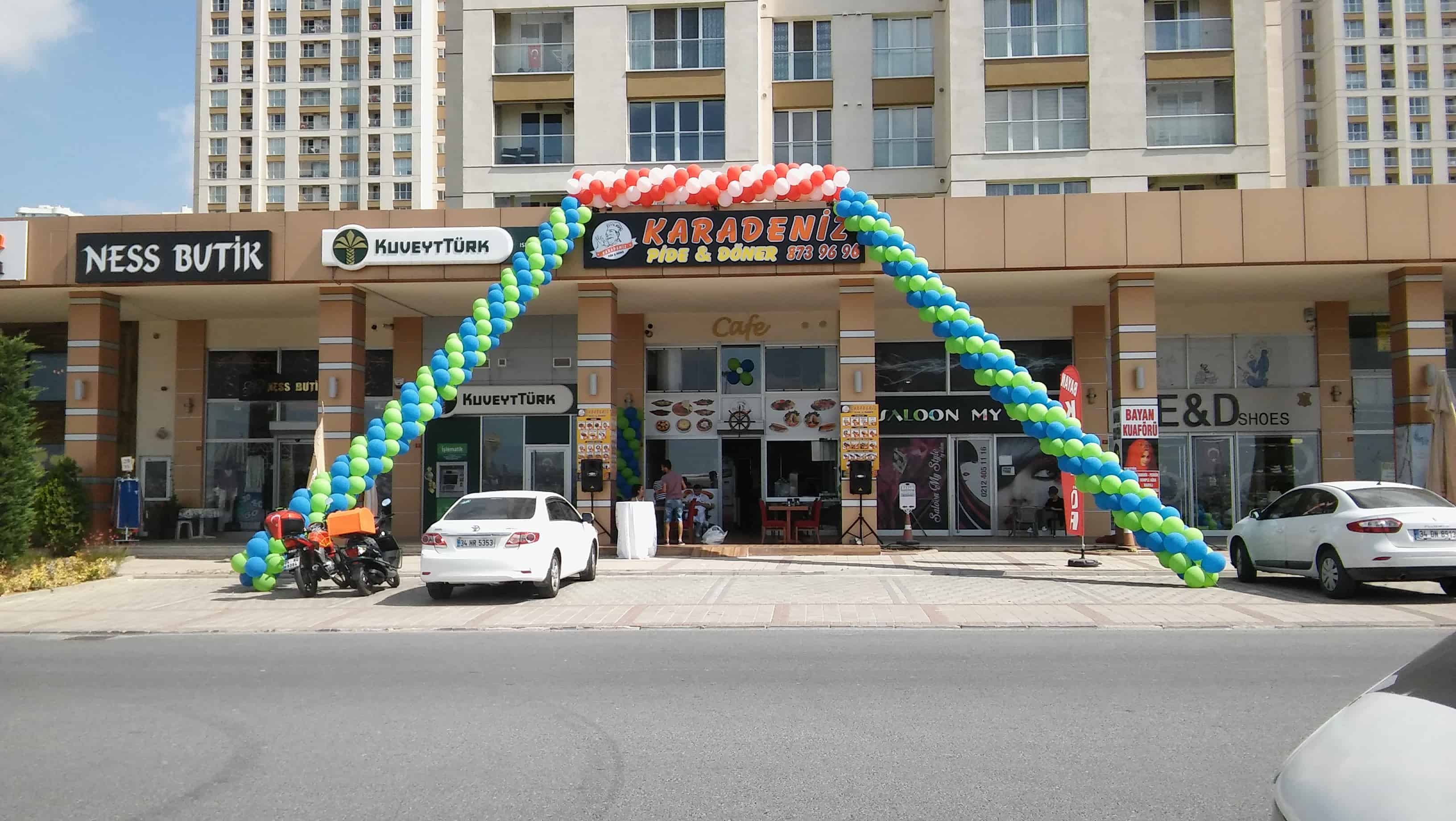 Mağaza ve iş yeri açılışında balon kemeri süslemesi