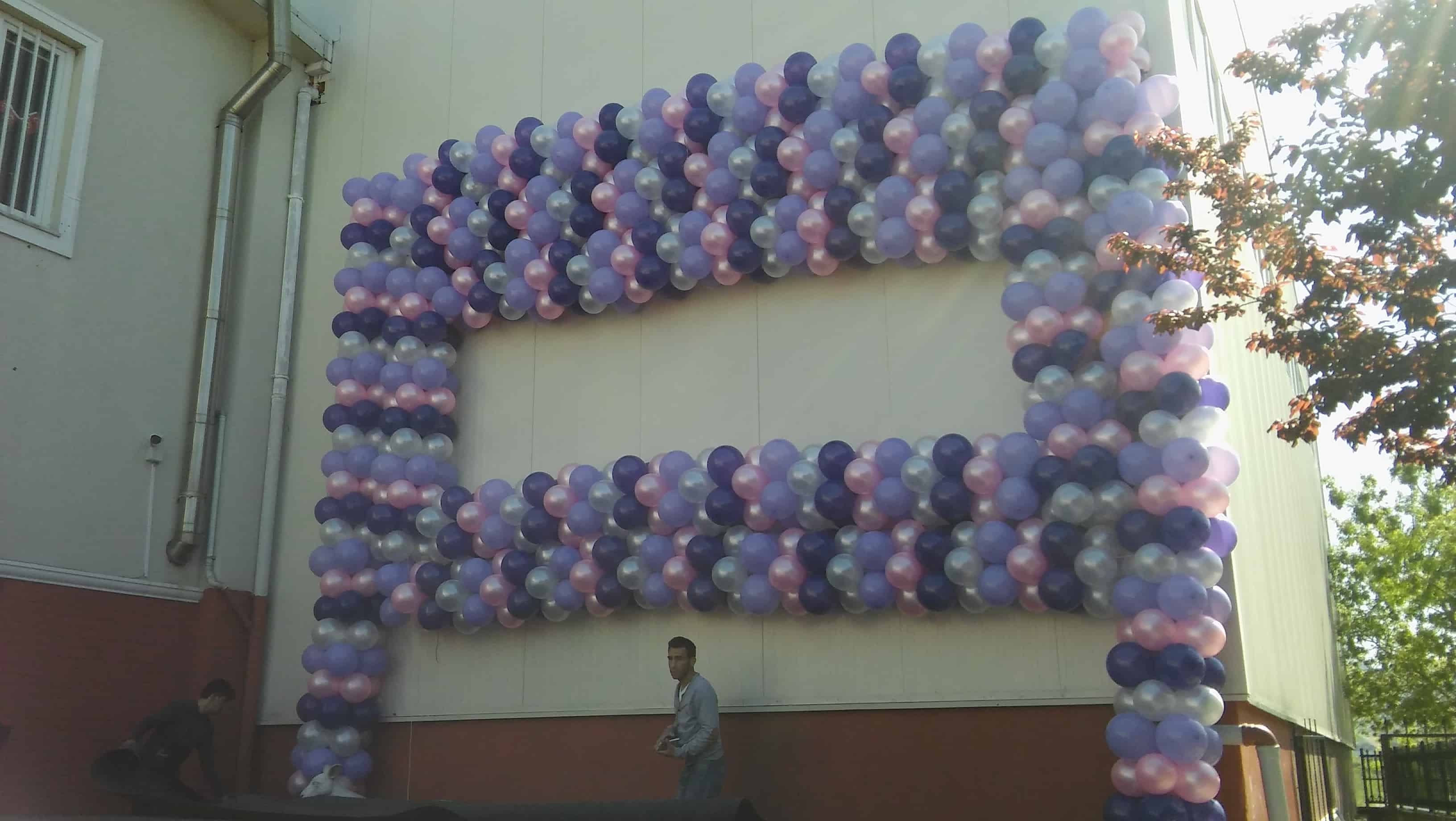 Büyük balon dekorasyonu ile açılış organizasyonu